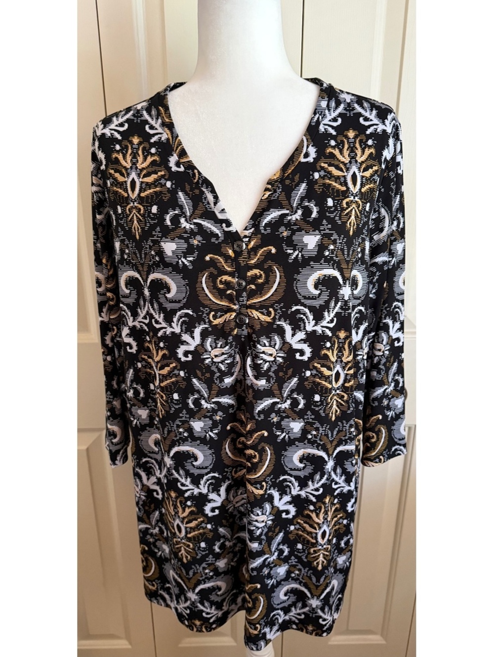 CJ Banks 1X Black White Gold Baroque Print V Neck 3/4 Sleeve Tunic Top